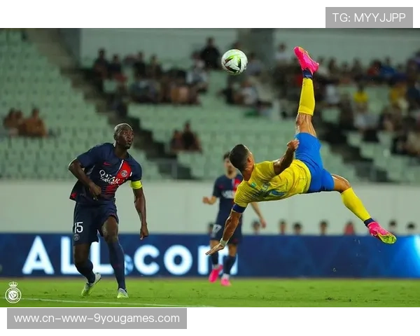 C罗接中路回做再度完成暴力射门